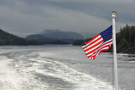 Navegando na Inside Passage, trecho entre Sitka e Ketchikan, no sudeste do Alaska